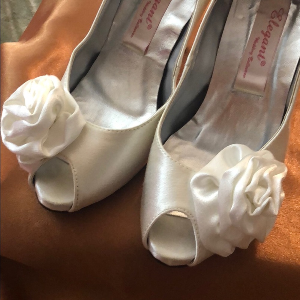 Satin silky shoe. Perfect for wedding.Elegant. Very comfortable. Trendy rose